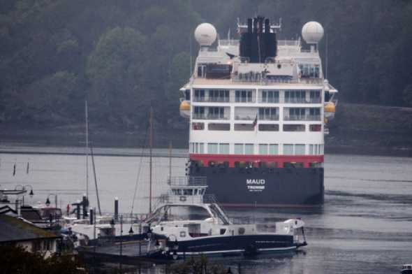30 April 2023 - 07:01:33
The second cruise ship of the year, is Maud, a return visitor, but very welcome. She was a bit earlier than I expected and had travelled up as far as the roundabout before I surfaced.
---------------------
Cruise ship Maud in Dartmouth